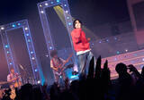 「ＡＫＡＳＡＫＩ、１０代最後のライブでメジャーデビュー＆史上最年少ワールドツアーを電撃発表！「今の自分だから届けられるものを」渋谷の街頭もジャック」の画像1