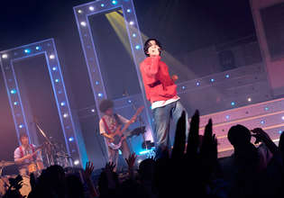 ＡＫＡＳＡＫＩ、１０代最後のライブでメジャーデビュー＆史上最年少ワールドツアーを電撃発表！「今の自分だから届けられるものを」渋谷の街頭もジャック