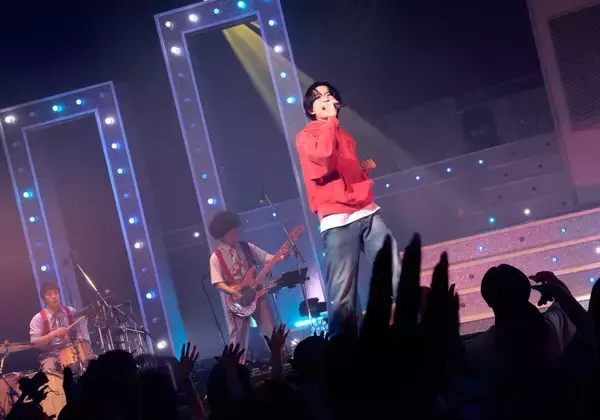 ＡＫＡＳＡＫＩ、１０代最後のライブでメジャーデビュー＆史上最年少ワールドツアーを電撃発表！「今の自分だから届けられるものを」渋谷の街頭もジャック