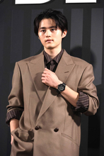 「エアコンつけたら『キキキ』って…」鈴鹿央士、実家の衝撃トラブルに悲鳴「洞窟の中に住んでたの？」