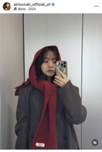 鈴木愛理、“赤ずきんちゃん姿”を披露！「超絶可愛い」「赤似合いすぎる」など絶賛コメントの嵐