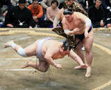 「友風が阿炎にはたき込まれて３敗目　７年ぶりの対戦に「わかっていても（はたき込みを）食ってしまう」」の画像1