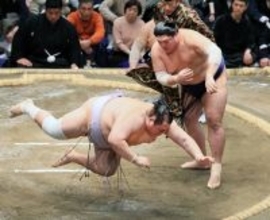 友風が阿炎にはたき込まれて３敗目　７年ぶりの対戦に「わかっていても（はたき込みを）食ってしまう」