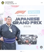 琴桜が鈴鹿サーキットに参上！「跳ね馬と大関…レア！！」「何を買われたのでしょう」１９歳の新鋭にトロフィー渡す姿も