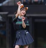 「キュートすぎる～ＡＫＢ４８川村結衣＆花田藍衣、きつねダンスでスタンドを魅了」の画像1