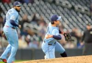 岡本和真がまたしても好守でニヤリ　ＭＬＢ公式ＳＮＳ「ホットコーナーで好守を見せた」…１５戦連続出塁も