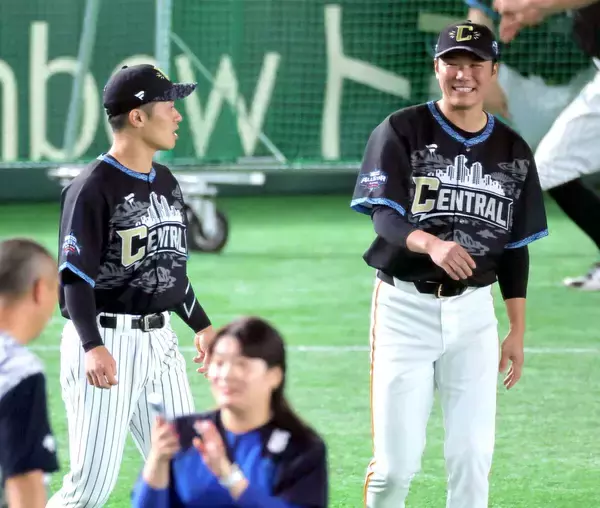 【球宴】“選手兼指揮官”巨人・坂本勇人は大山悠輔、坂本誠志郎の阪神コンビとウォーミングアップ