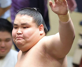 横綱のしこ名を継ぐ旭富士、勝ち越し王手　史上最速タイの十両昇進目指す