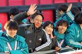 「【箱根駅伝】青学大が優勝パレード　原晋監督「今日は皆さま輝いて帰ってください！」　黒田朝日らが手を振る」の画像1