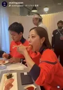 「りくりゅう」へご褒美の「お寿司タイム」にペア結成の恩人がサプライズ登場！もぐもぐ姿が「可愛い」「幸せそう～」