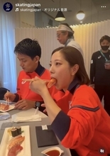 「りくりゅう」へご褒美の「お寿司タイム」にペア結成の恩人がサプライズ登場！もぐもぐ姿が「可愛い」「幸せそう～」