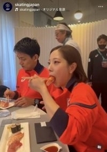 「りくりゅう」へご褒美の「お寿司タイム」にペア結成の恩人がサプライズ登場！もぐもぐ姿が「可愛い」「幸せそう～」