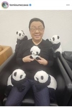 「ぬいぐるみがいっぱい！」梅沢富美男、“パンダに包まれた”癒されショットに「富美男さん可愛い」とフォロワーほっこり