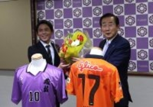 【サッカー】清水などでプレーした河井陽介さんが藤枝市長に引退あいさつ　藤枝東の１０番背負い全国高校選手権で準優勝　