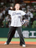 「【西武】ミラノ五輪スノボ女子ハーフパイプ銅メダリストの小野光希さんが始球式　「真っすぐ投げられたので良かった」」の画像1