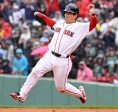 吉田正尚、今季３度目のマルチ安打　２得点し勝利に貢献「引き続き結果を求めていきたい」ボストンマラソン開催日の午前試合