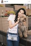 「「ルンちゃんとデート」Ｋｏｋｉ，デニムコーデで愛犬の散歩　さわやかな笑顔ショットに反響」の画像1