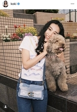 「ルンちゃんとデート」Ｋｏｋｉ，デニムコーデで愛犬の散歩　さわやかな笑顔ショットに反響