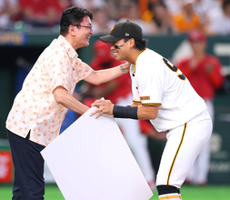 【巨人】沖縄出身の知念大成が「めんそ～れ沖縄・那覇ＤＡＹ」の贈呈式に出席