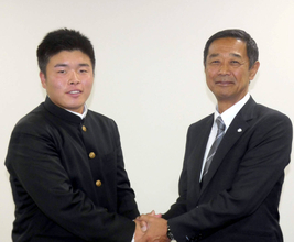 【西武】 ドラフト４位の日大三・田中諒、目標は“おかわり君二世”「目指してやっていきたい」ぽっちゃり体型で高校通算３０発　指名あいさつで意欲語る