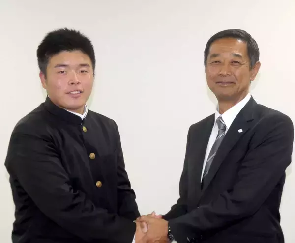 【西武】 ドラフト４位の日大三・田中諒、目標は“おかわり君二世”「目指してやっていきたい」ぽっちゃり体型で高校通算３０発　指名あいさつで意欲語る