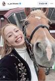「３８歳・平野綾が午年に北海道で乗馬体験＆顔寄せ２ショットにほっこり「癒されます」」の画像1