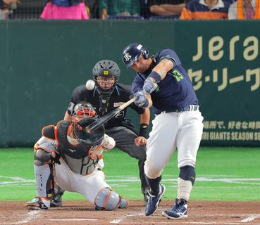 【ヤクルト】オスナが先制の８号ソロ　巨人・小笠原のパーフェクトを打ち砕く「ヒサシブリの東京ドームでのホームラン。いいスイングができました」