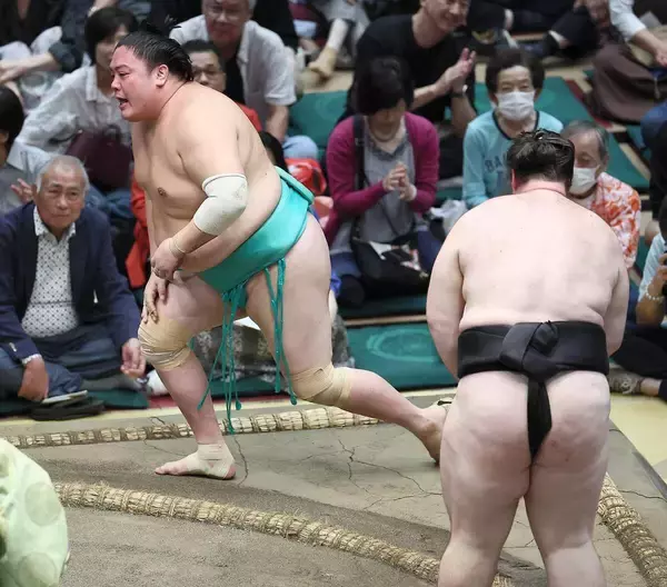 幕内・一山本が８敗目　相手の突きが目に入ったのか、支度部屋では右目が充血「たくさんたたかれたので」