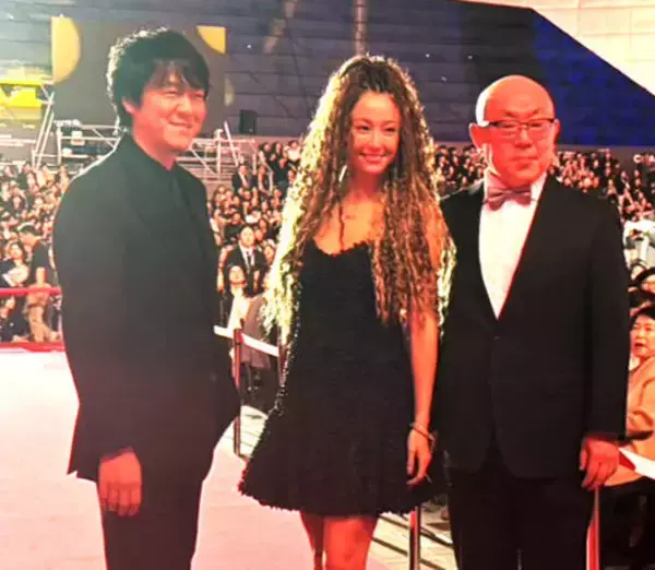 丸山隆平＆沢尻エリカが豪華衣装披露　釜山国際映画祭のレッドカーペットに登場
