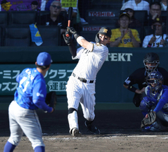 【阪神】佐藤輝明が初安打！今シリーズ７打席目　コンディション不良を経て３戦ぶりスタメン　直前には弟分・森下翔太がソロ　ＣＳファイナル敗退の崖っぷち