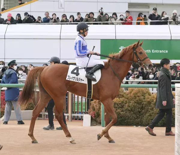 「見せ場たっぷり」「短距離なら…」待望のデビュー戦迎えた″ロイヤルファミリー”が敗戦でもトレンド入り