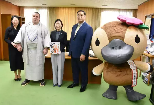 安青錦が江東区長を表敬訪問　初場所での連覇を報告「横綱を目指して頑張る」