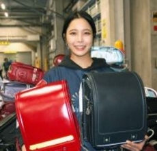 高梨沙羅がランドセル約８０００個を梱包　在籍するクラレの社会貢献活動でアフガニスタンに寄贈　「アフガニスタンの子どもたちに大切に使ってほしい」