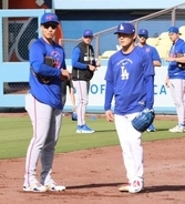 メッツ・千賀滉大、ドジャース戦前に山本由伸とガッチリ握手　守護神ディアスとも談笑