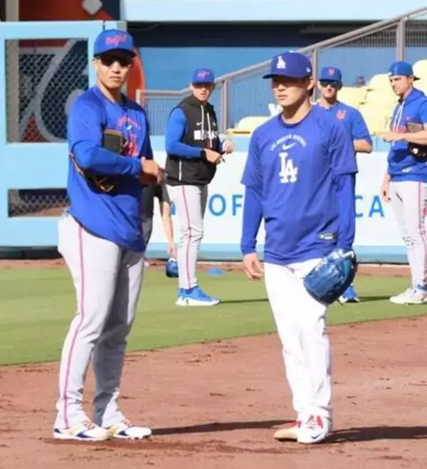 メッツ・千賀滉大、ドジャース戦前に山本由伸とガッチリ握手　守護神ディアスとも談笑