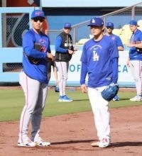 メッツ・千賀滉大、ドジャース戦前に山本由伸とガッチリ握手　守護神ディアスとも談笑