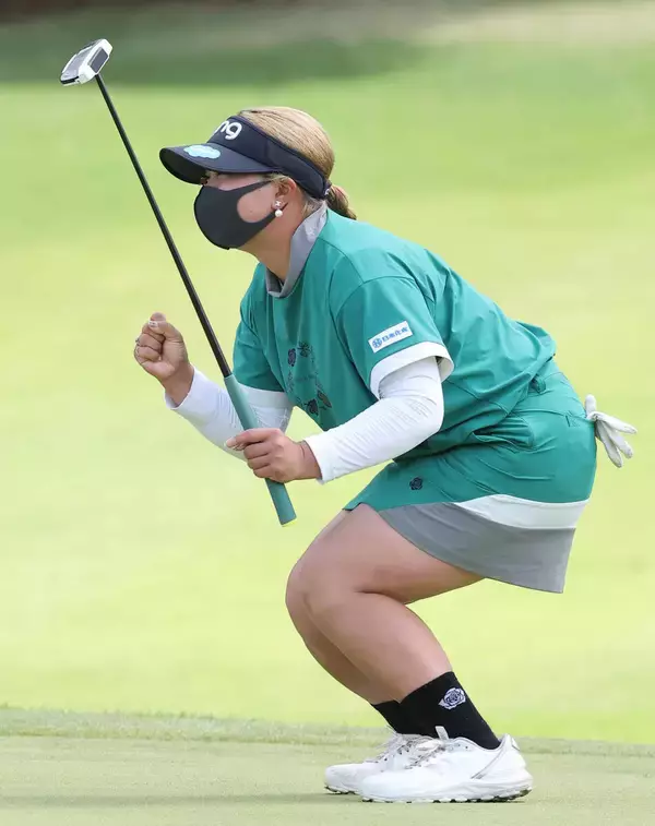 【女子ゴルフ】鈴木愛がツアー新記録、驚異の１８パットで首位浮上　１７年ぶりに更新　自らデザインの新ウェアで今季初優勝へ「そうなったら一番うれしい」