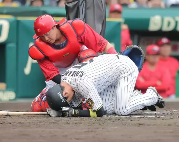 【阪神】死球の近本光司は左手首の骨折で痛恨の長期離脱　リーグ２位の１１死球に藤川球児監督「我慢をしていますけど、多いね」