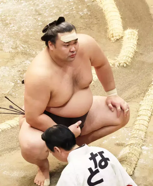 おでこに絆創膏　霧島が敗れる波乱　若隆景、豪ノ山、琴栄峰、翔猿、藤凌駕と２敗で６人が首位に並ぶ混戦に