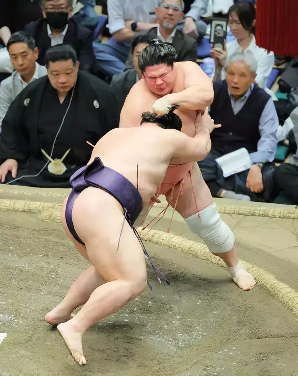 義ノ富士が３敗同士の対戦を制し、優勝争いに踏みとどまる　宇良は４敗に後退