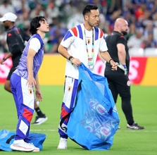 【Ｗ杯】吉田麻也、南野拓実がボール拾い　チュニジア戦でも献身…ベンチ前で汗かいてサポート