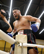 但馬ブランドン・ミツロ、日本人２０年ぶり東洋太平洋クルーザー級王座奪取　ヘビー級時代から３０キロあまり減量し軽快ＫＯ劇