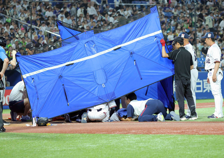 【ヤクルト】中村悠平にアクシデント　バントの自打球を顔面に受けて担架で搬送される