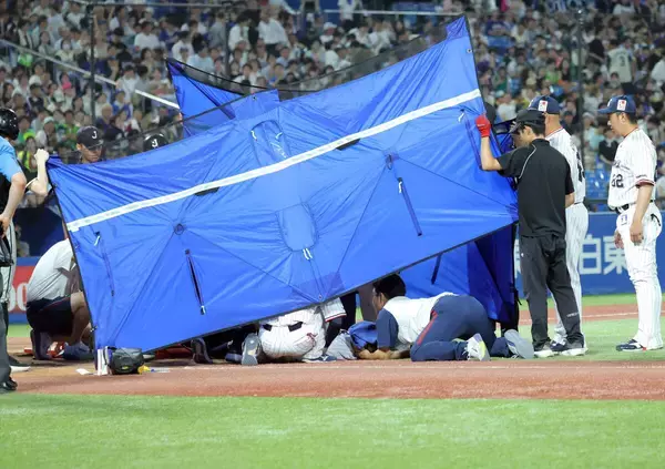 【ヤクルト】中村悠平にアクシデント　バントの自打球を顔面に受けて担架で搬送される