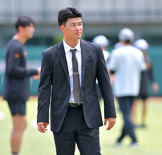 【巨人】西武移籍の若林楽人がジャイアンツ球場であいさつ　駒大苫小牧の先輩・田中将が先発した試合を思い返し「ビジターのユニホームがヤンキースに見えた」