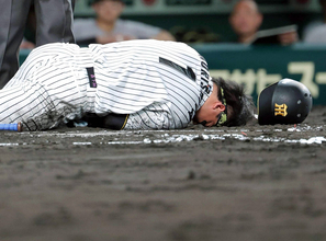 【阪神】森下翔太が左手首に死球受けて倒れ込む→途中交代　甲子園に怒号　巨人・赤星優志に大ブーイング　藤川球児監督もベンチ飛び出す