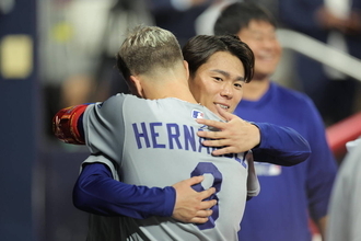 山本由伸の快投でドジャース突破王手！７回１失点、圧巻の１０奪三振「厳しく、厳しく」エース対決制す　「５番」降格の大谷は無安打１四球