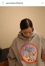 「最近のオキニ」広瀬すず、グレーの長袖パーカー姿が「美人と可愛いのハイブリッド」「欲しい！」「天使」