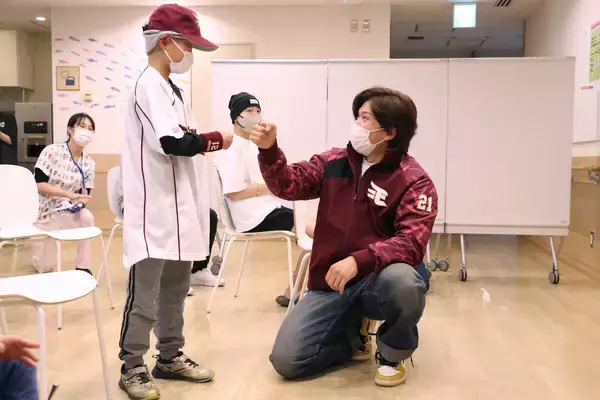 楽天・早川隆久が病院訪問　子供たちとふれ合い気持ち新たに「より一層頑張って東北に歓喜を届けたい」