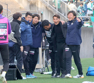 【Ｊ２藤枝】初勝利の槙野智章監督　選手から止められたイエロー…ゴール裏で見せたわっしょいポーズ…勝利を知る男が伝えたいこと…一問一答